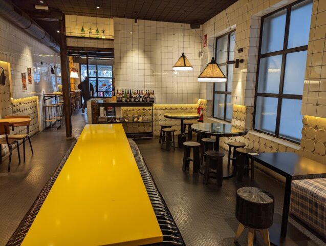 La Prensa Burgers and Beers - Malasaña es una hamburguesería de estilo industrial situada en el corazón de Madrid